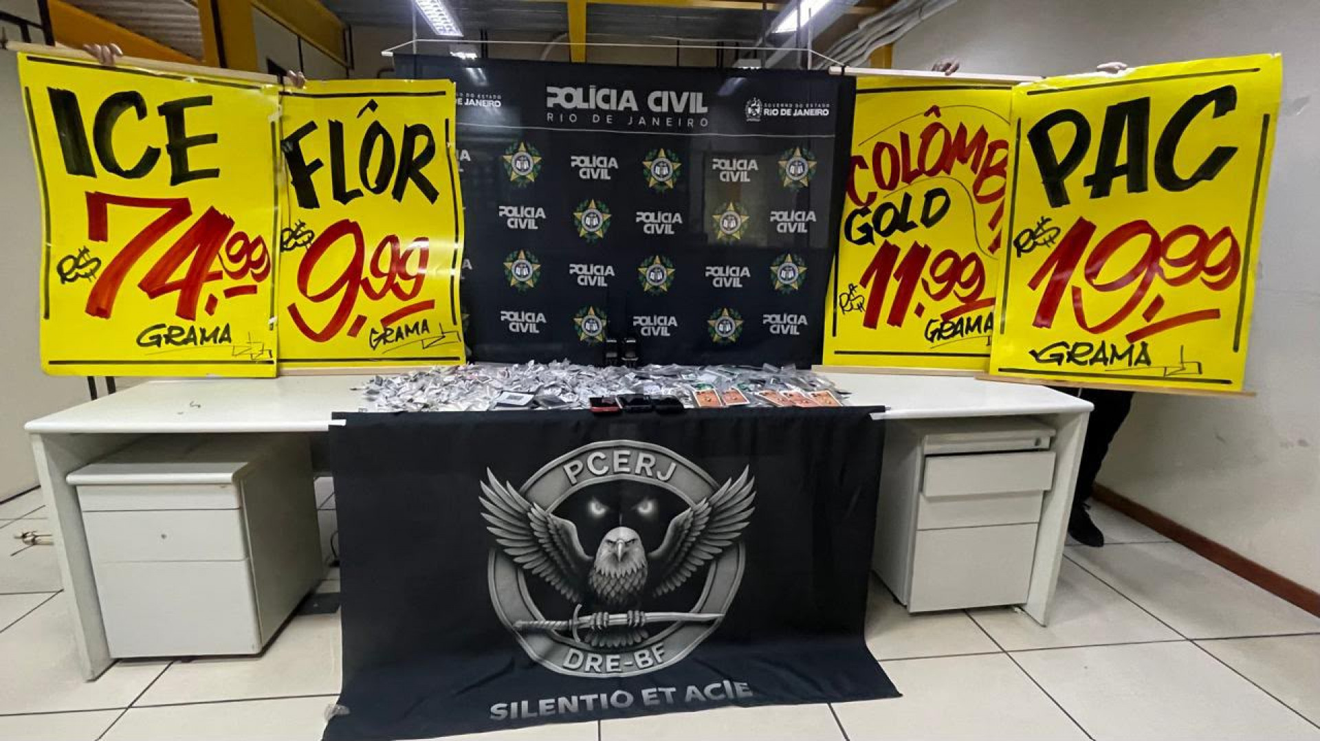 Policiais encontraram cartazes anunciando venda de drogas na Bacia do Éden - Reprodução