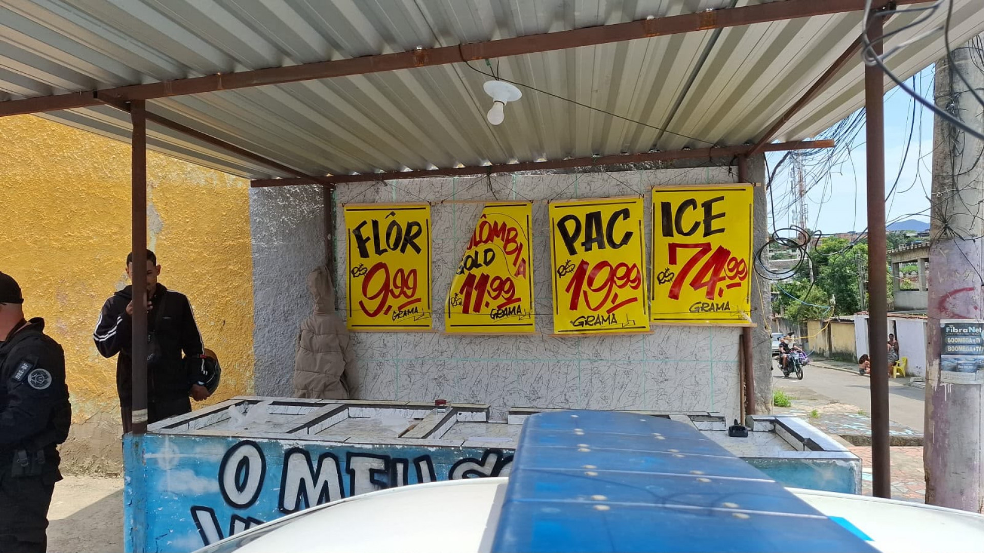 Policiais encontraram cartazes anunciando venda de drogas na Bacia do &Eacute;den