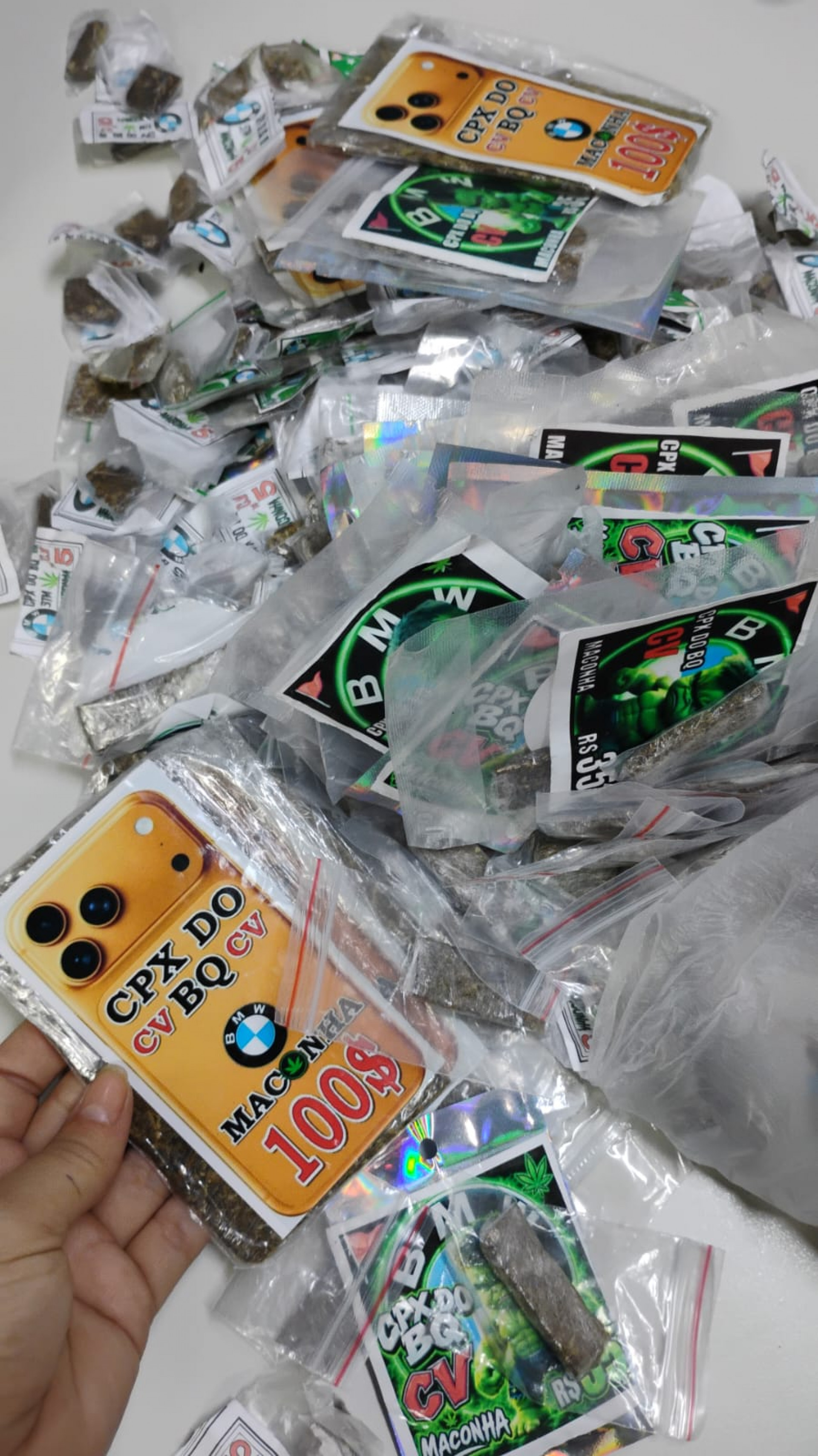 Drogas foram apreendidas em ação na comunidade Bacia do Éden - Reprodução