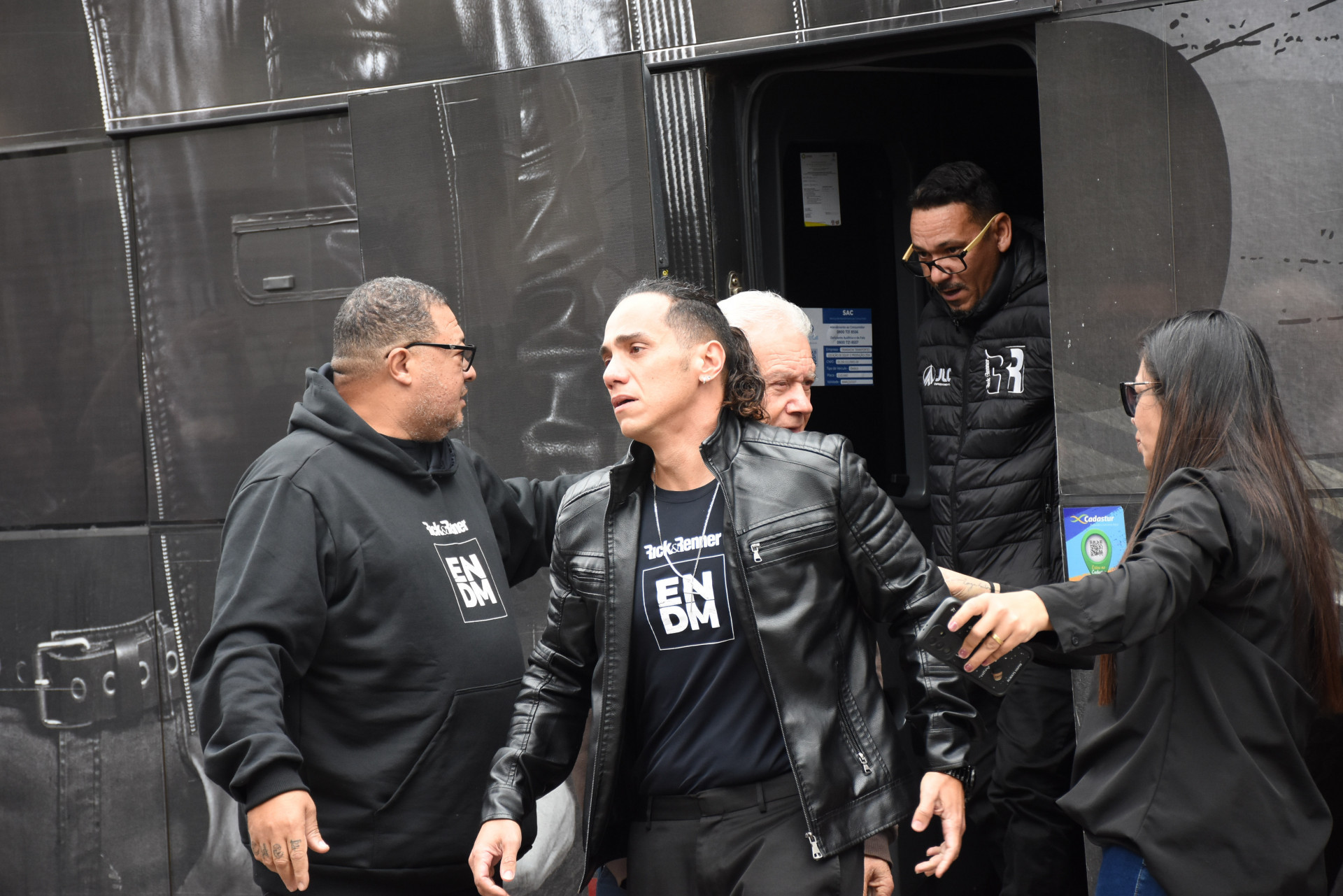 Membros da banda de Rick e Renner estiveram na despedida do sertanejo - Will Dias / Brazil News