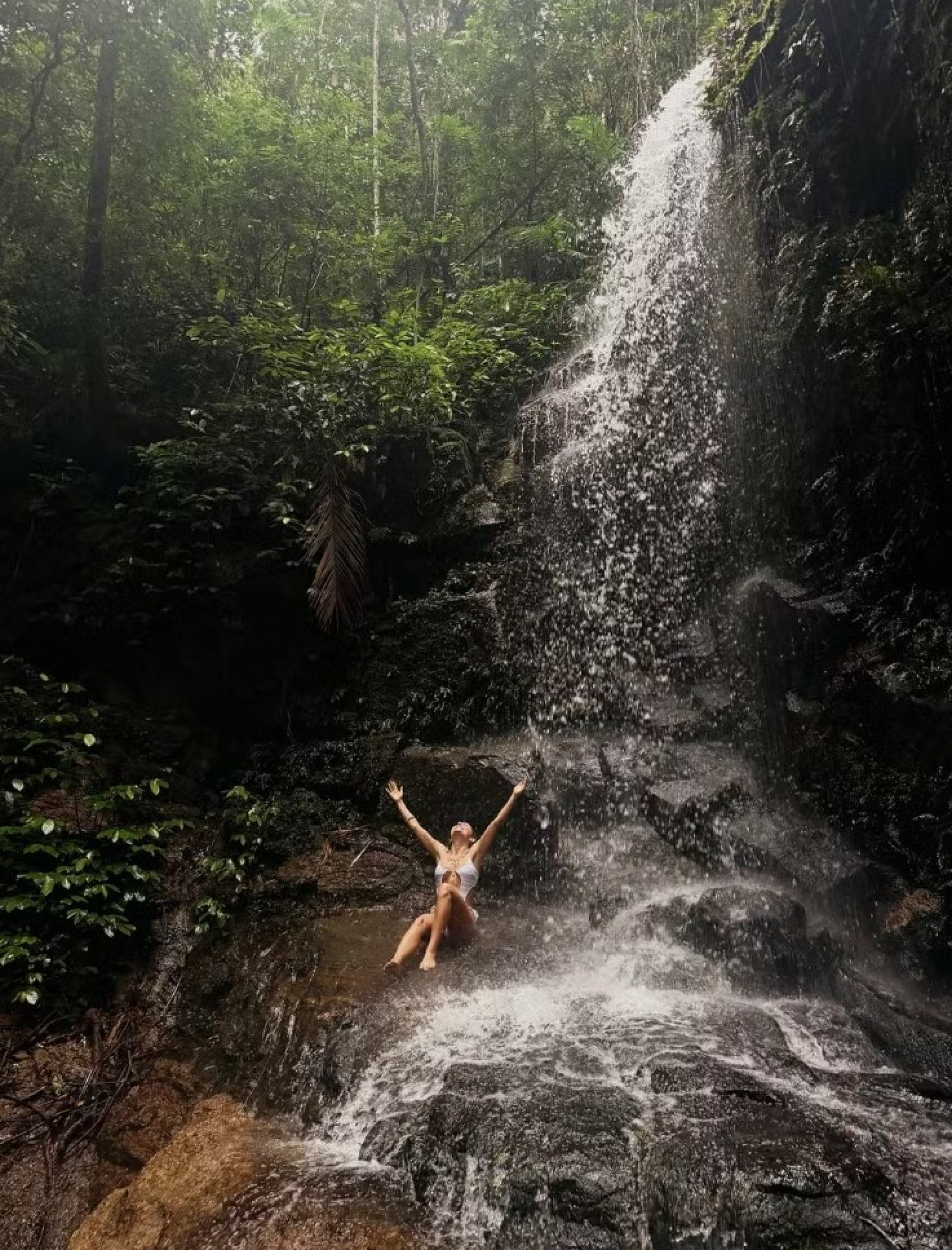 Jade Picon celebra 25 anos com banho de cachoeira - Reprodução Instagram