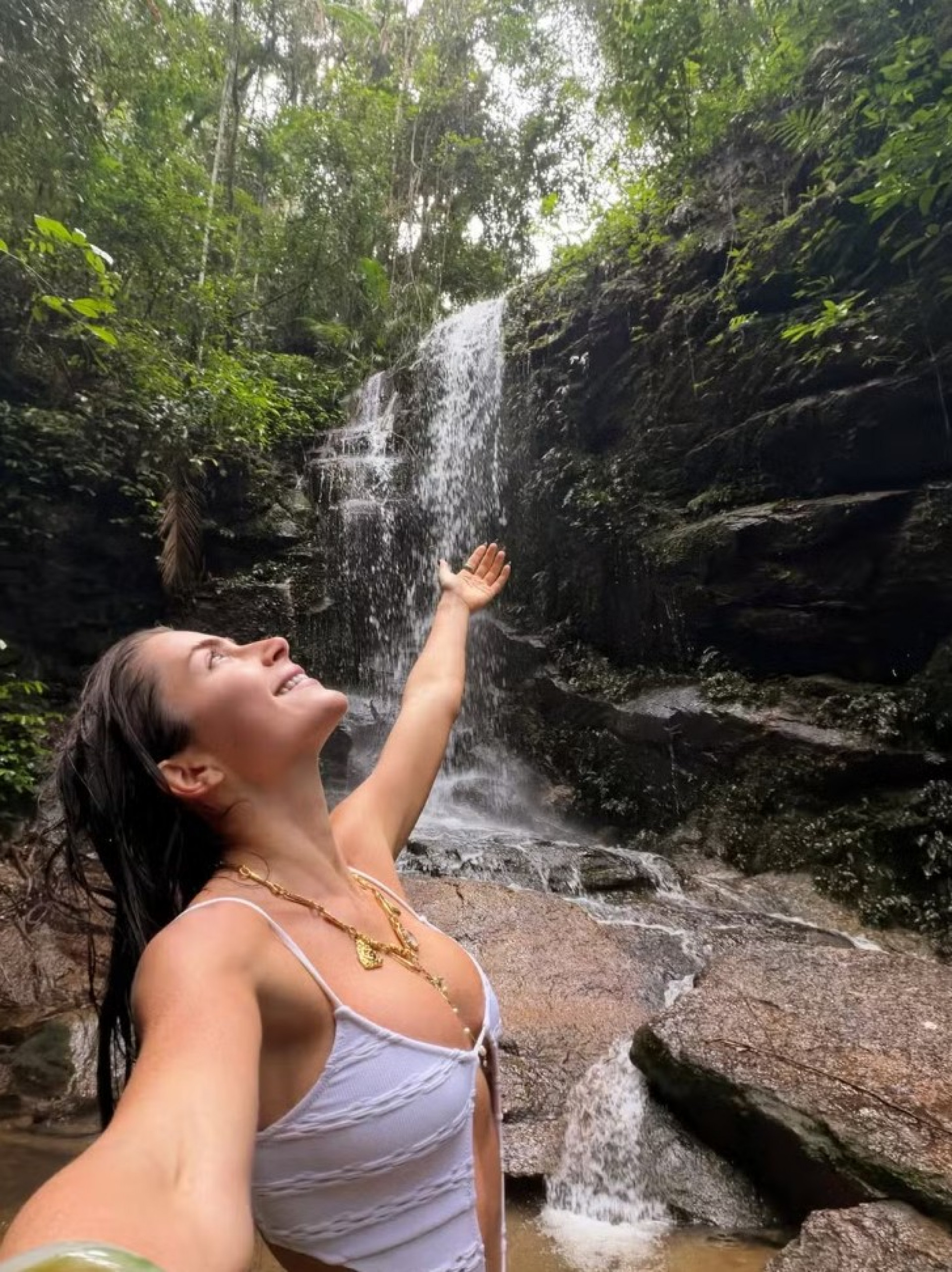 Jade Picon celebra 25 anos com banho de cachoeira - Reprodução Instagram