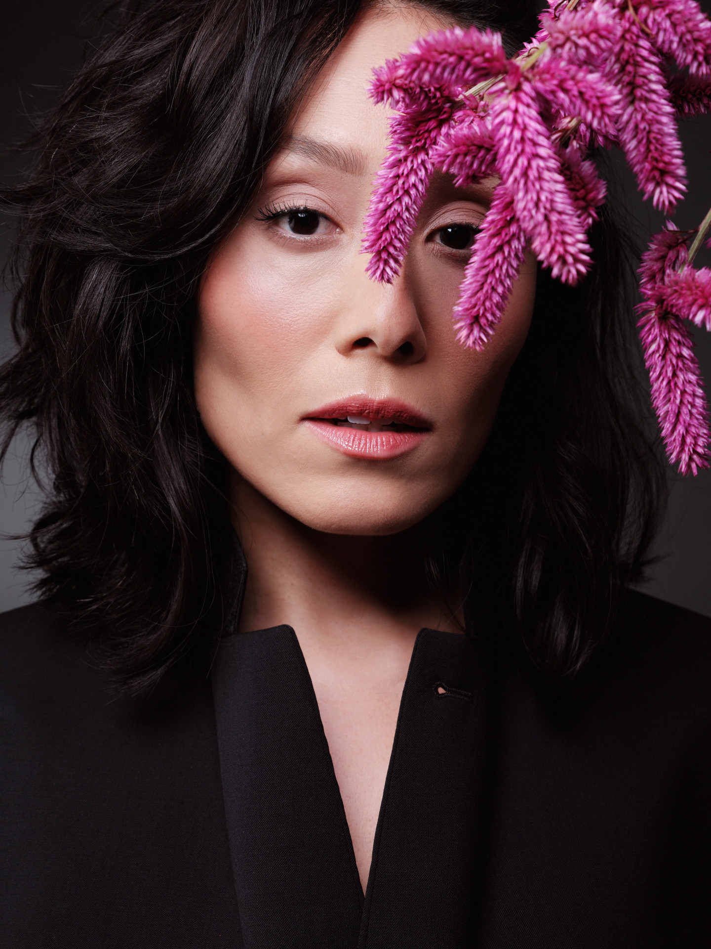 Personagem de Yohama Eshima é dona de uma banca de flores  - Divulgação/Catarina Ribeiro