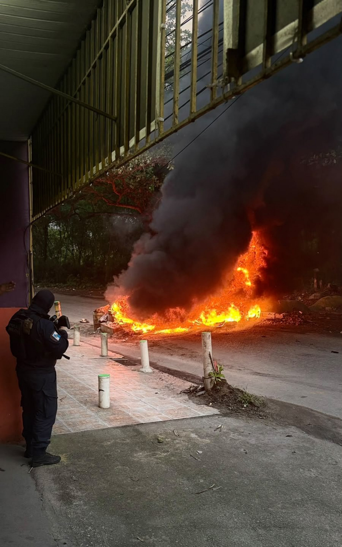 Barricadas incendiadas na Estrada dos Coqueiros, um dos acessos à Comunidade da Coreia. - Divulgação