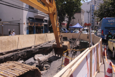 Afundamento de pista causa transtornos no trânsito em Laranjeiras