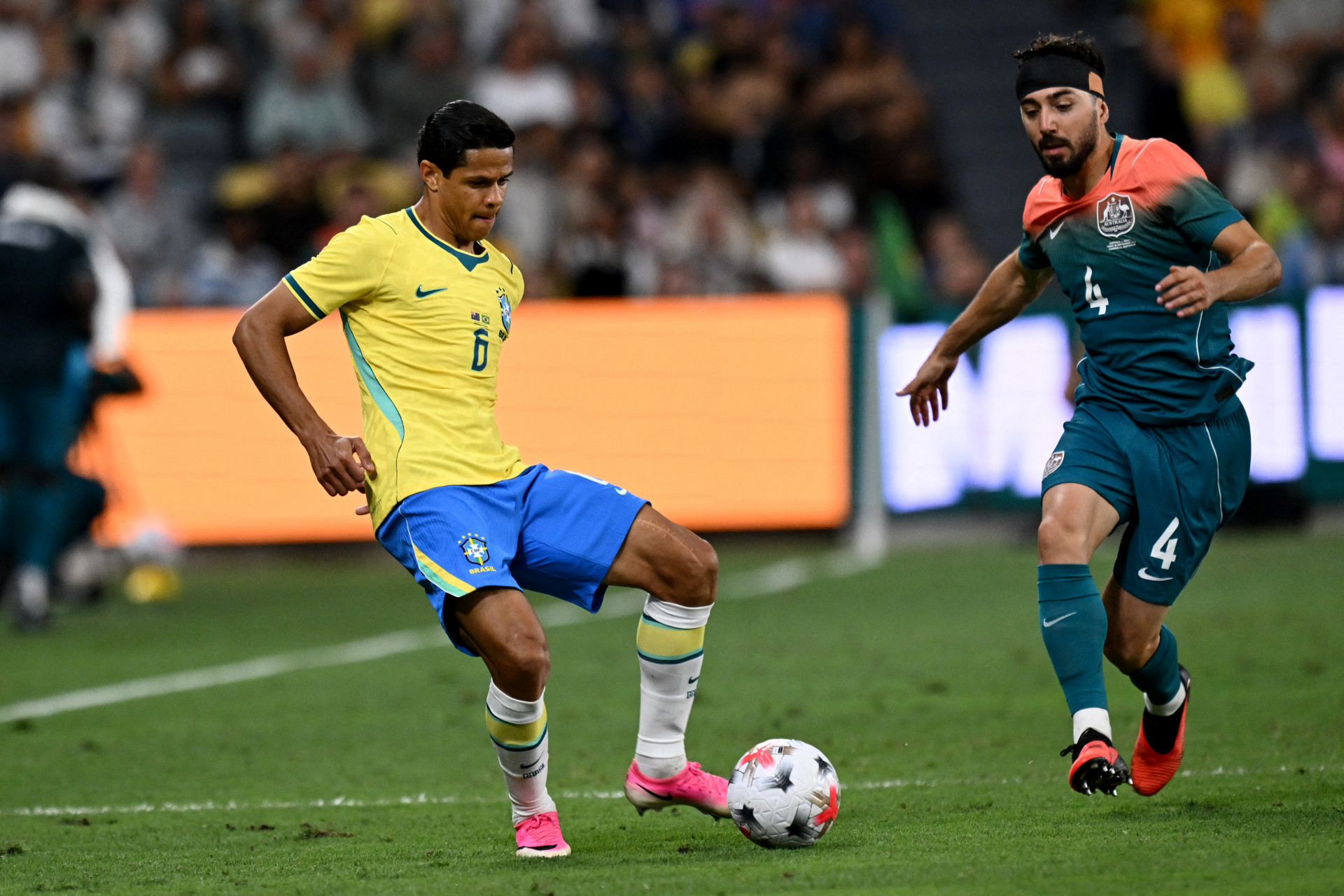 Douglas Santos em ação pelo Brasil diante da Austrália - Saeed Khan / AFP