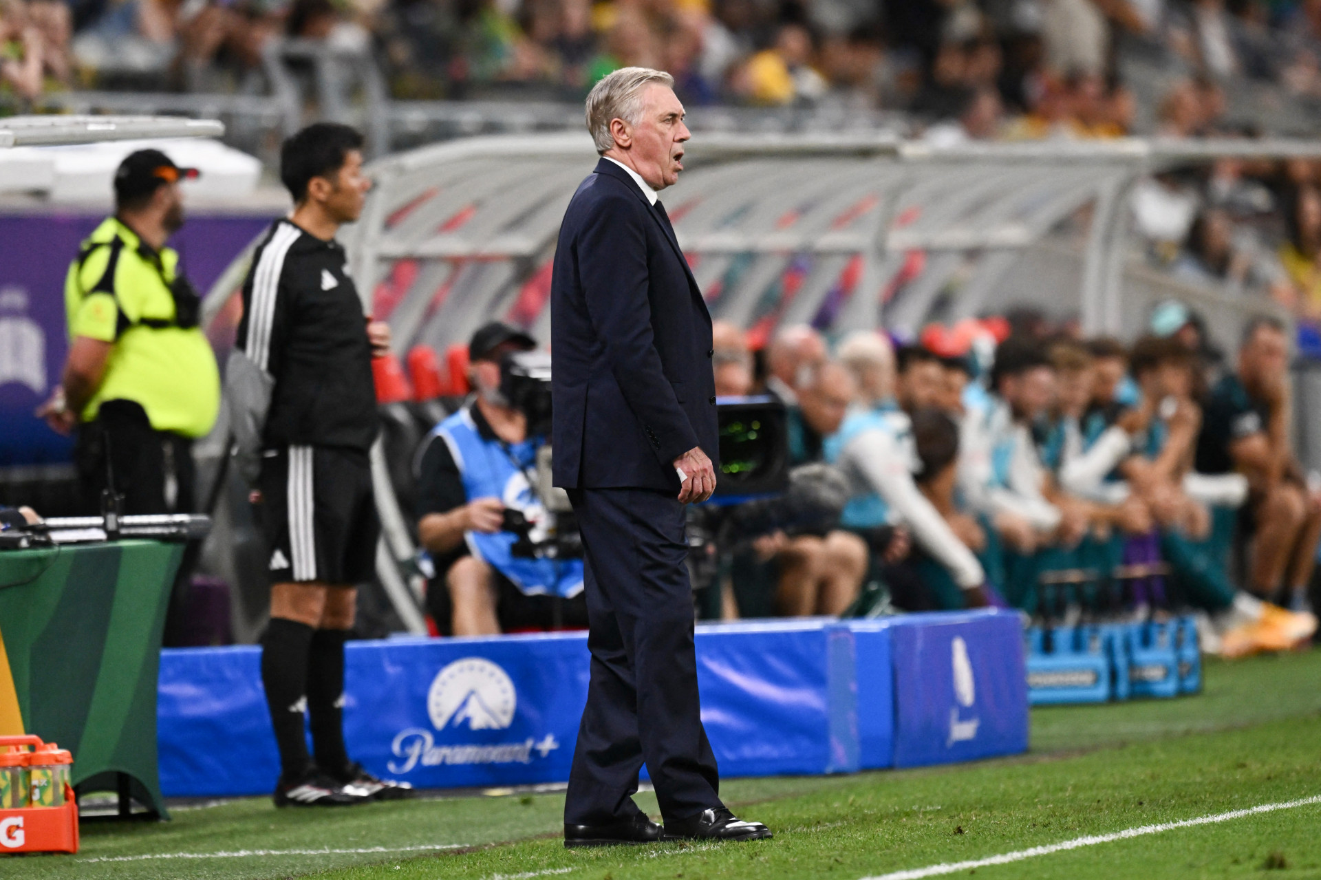 Carlo Ancelotti em ação durante o amistoso entre Brasil e Austrália - Saeed Khan / AFP