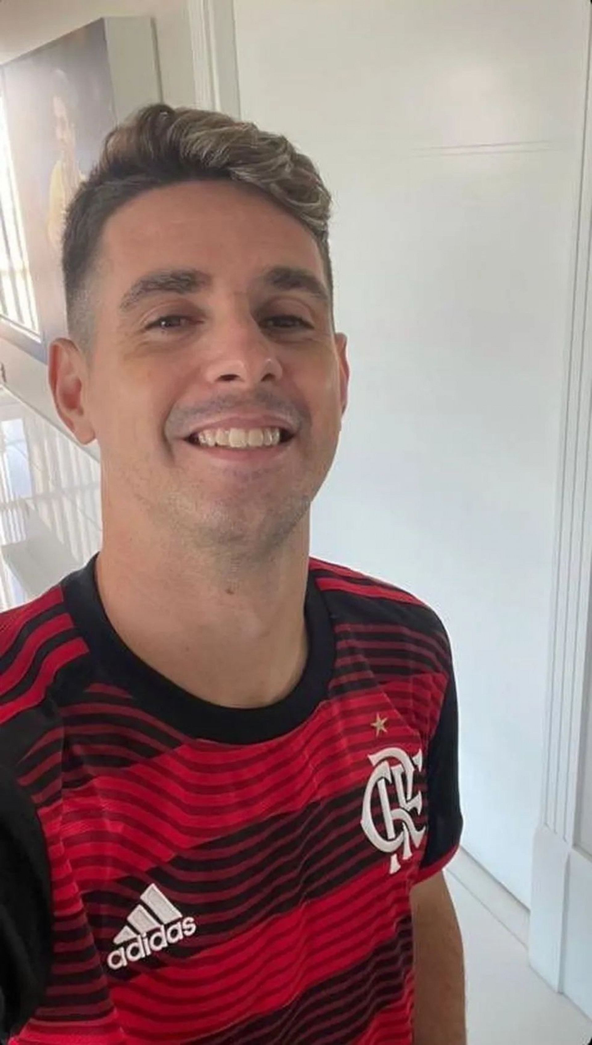 Oscar tira foto com a camisa do Flamengo em 2022 - Reprodu&ccedil;&atilde;o