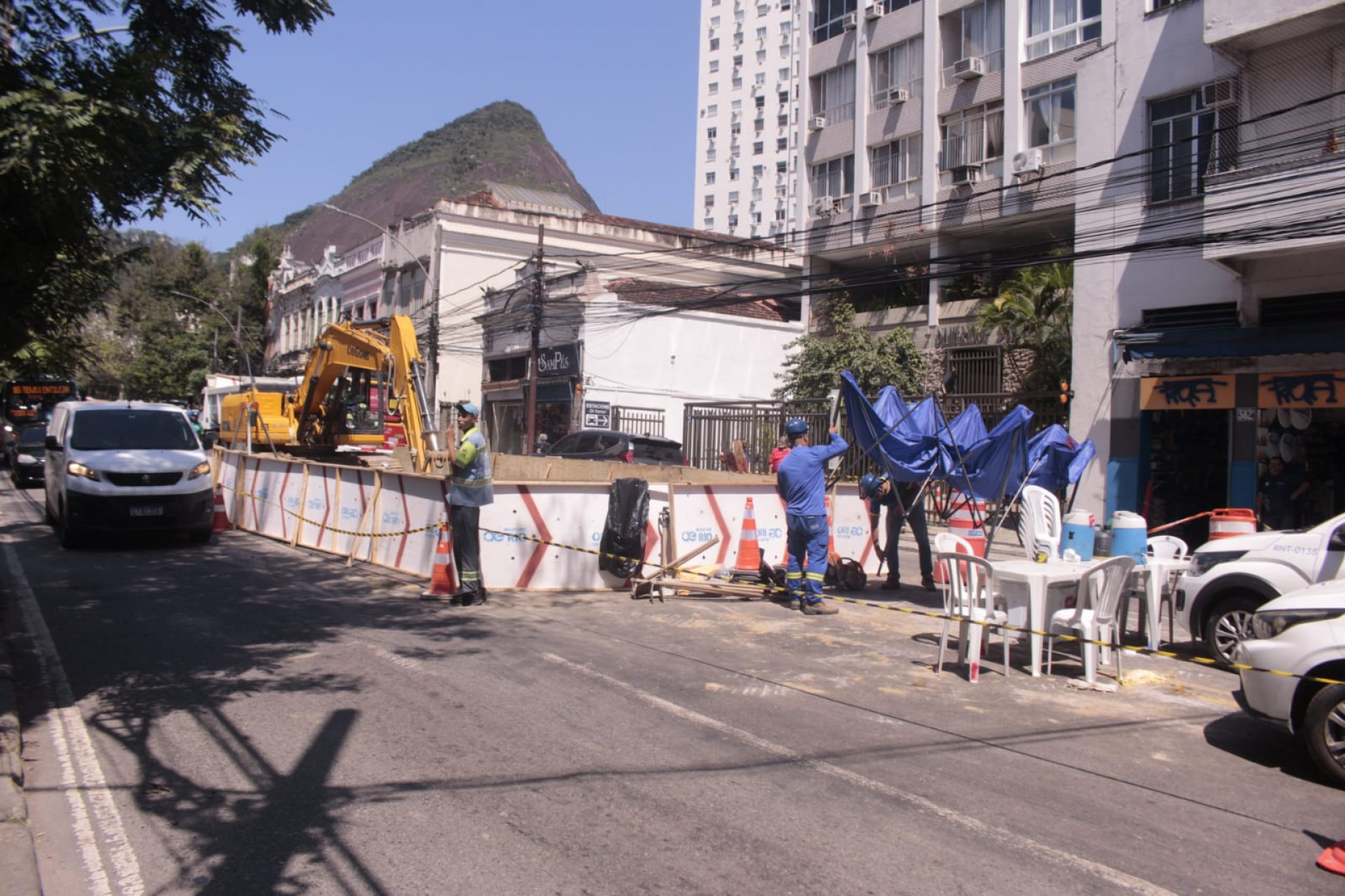 Equipes da Águas do Rio e da Light trabalham na Rua das Laranjeiras - Carlos Elias Junior / Agência O Dia