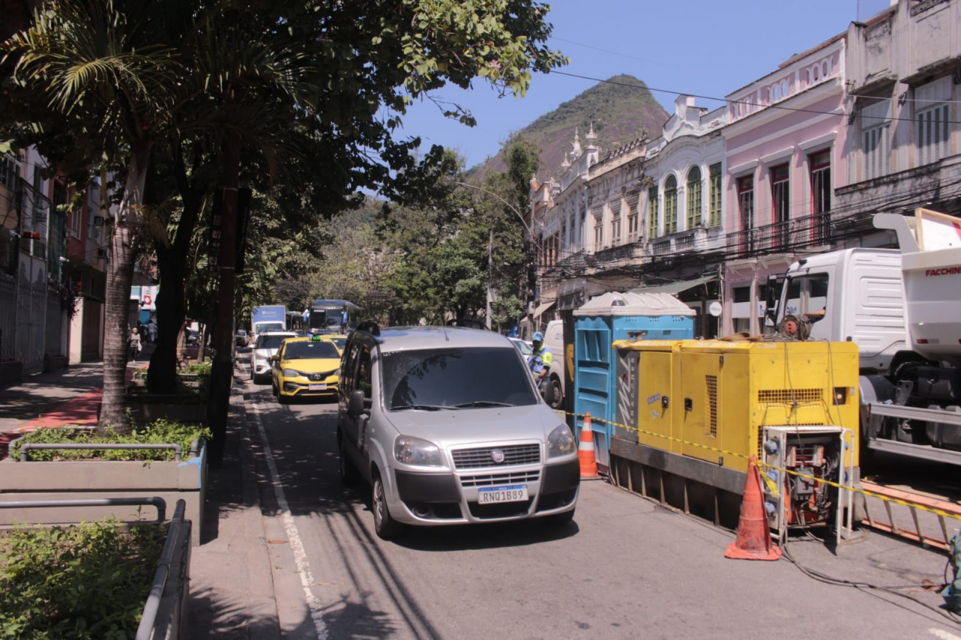 Equipes da Águas do Rio e da Light trabalham na Rua das Laranjeiras - Carlos Elias Junior / Agência O Dia