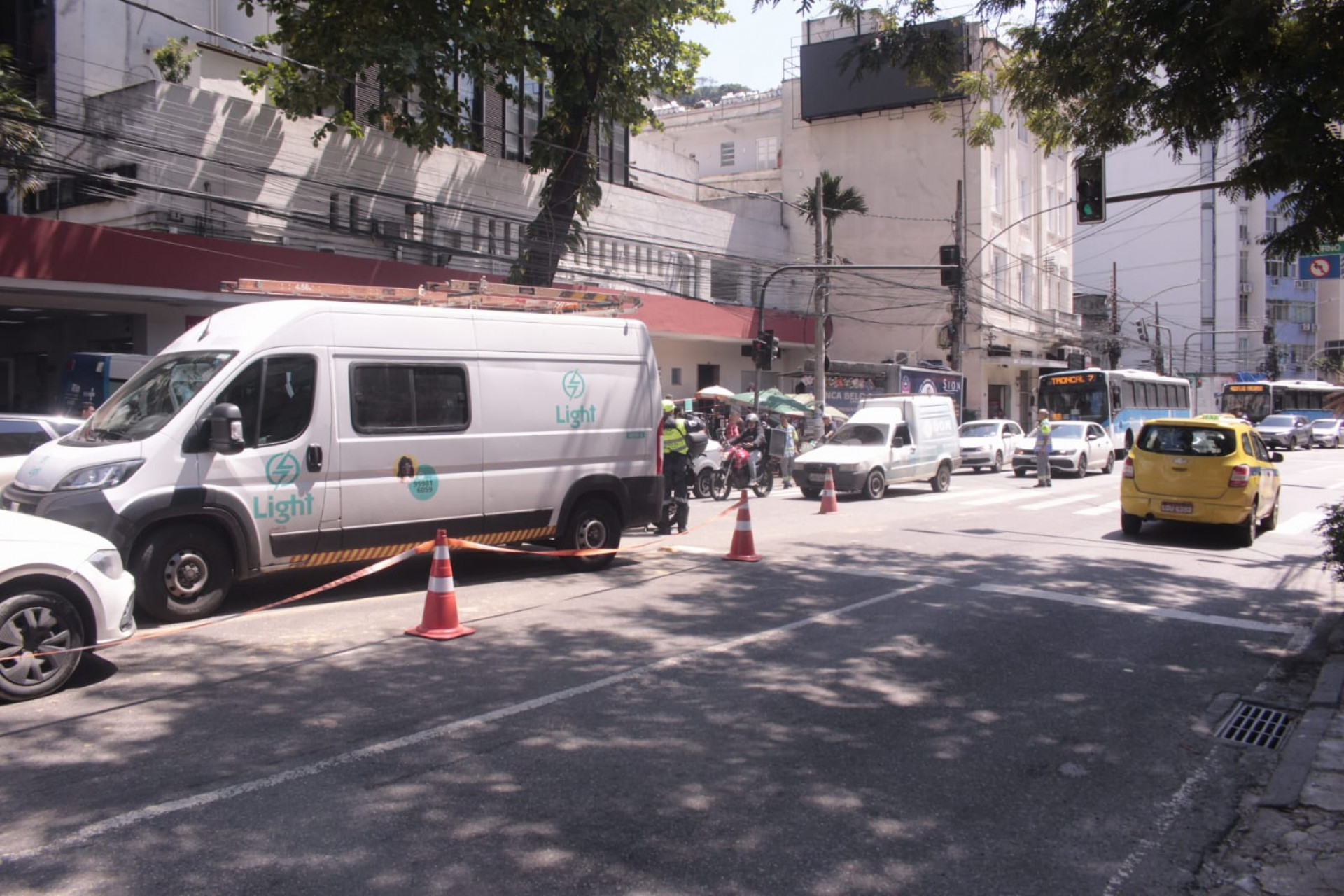 Equipes da Águas do Rio e da Light trabalham na Rua das Laranjeiras - Carlos Elias Junior / Agência O Dia