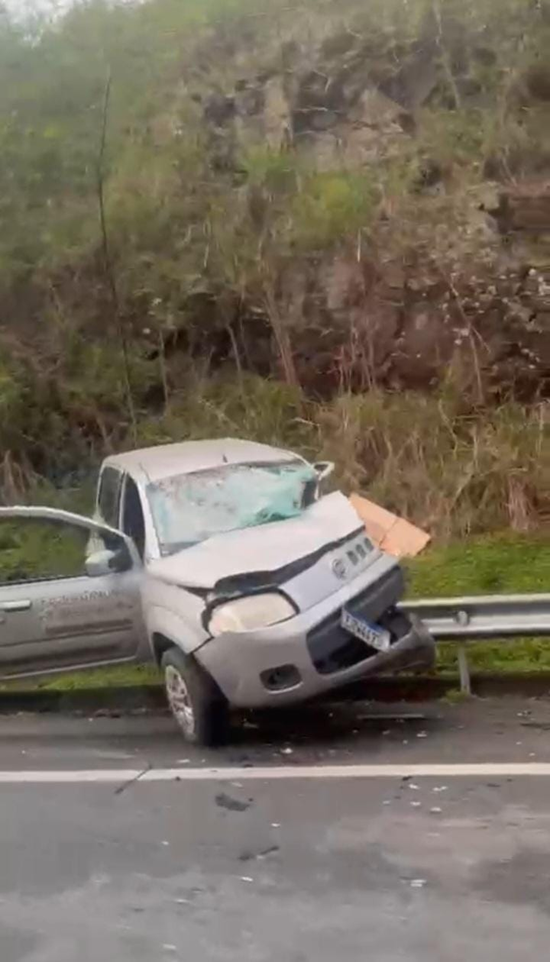 Carro com impacto rodou e subiu na defensa met&aacute;lica da rodovia Rio-Santos - Divulga&ccedil;&atilde;o