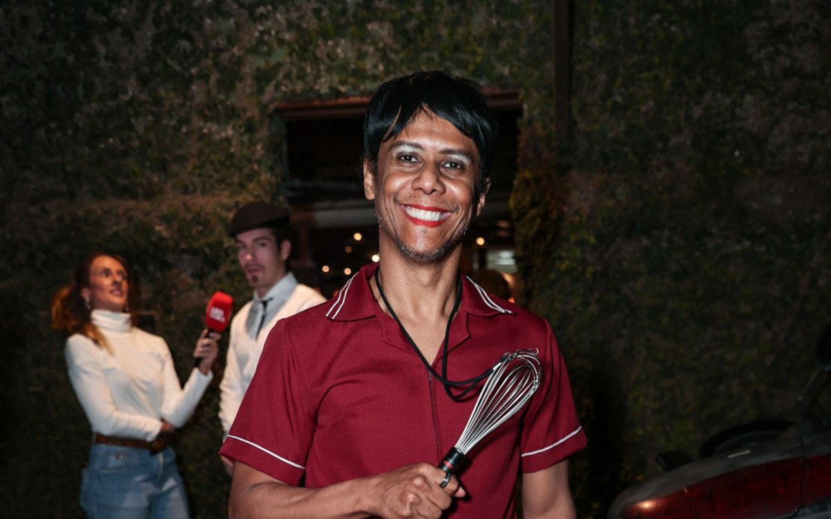 Elenco de 'Quem Ama Cuida' se reuniu em festa &agrave; fantasia, nesta sexta-feira (25), no Rio de Janeiro, para comemorar cent&eacute;simo cap&iacute;tulo da novela