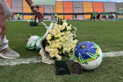 Chape volta à Colômbia e recebe homenagens dez anos após tragédia