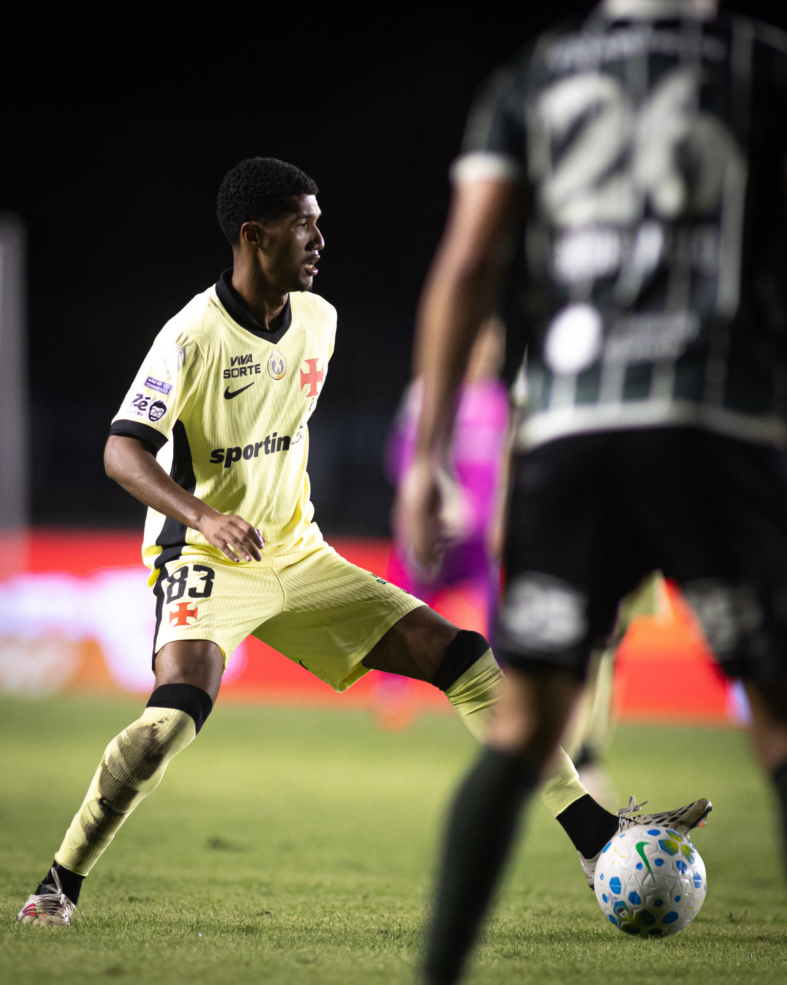 Ramon Rique jogando contra o Coritiba, na goleada por 5 a 0 no Brasileirão