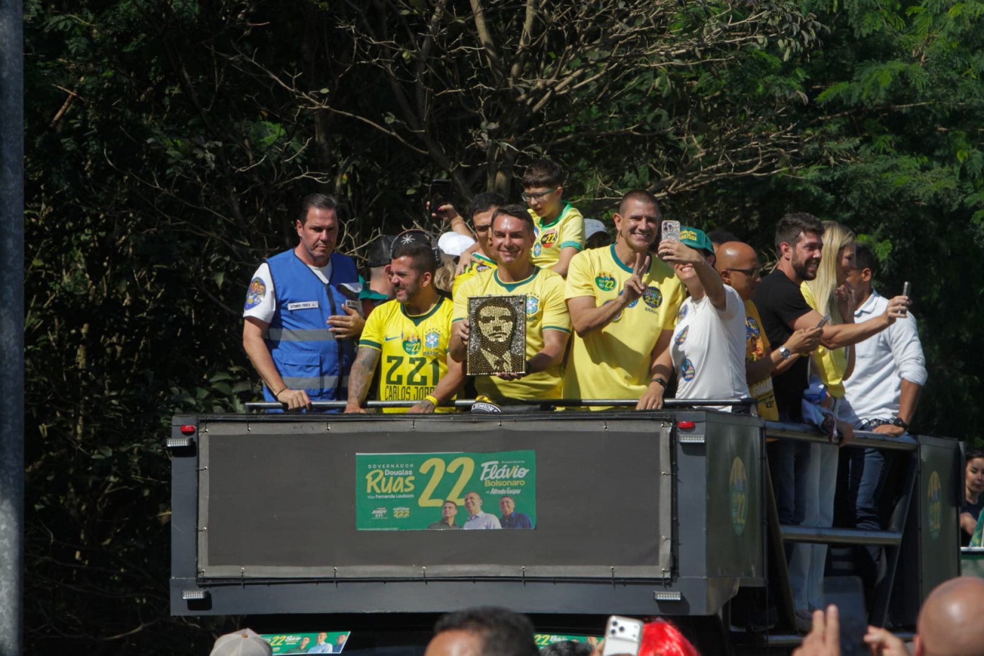 Comício de Flávio Bolsonaro e Douglas Ruas reúne multidão na Zona Sudoeste do Rio - Reginaldo Pimenta / Agência O Dia