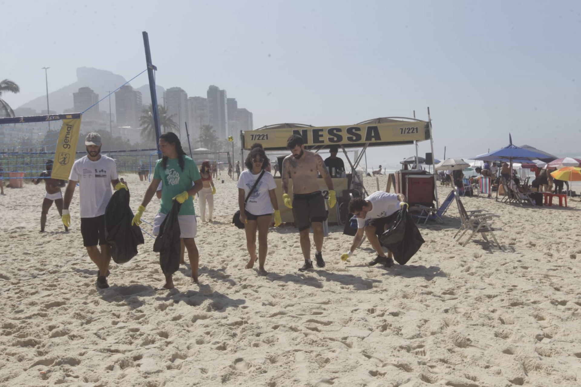 Dia do Cuidado com a Restinga Carioca tem ações de limpeza na Barra - Reginaldo Pimenta/Agência O DIA