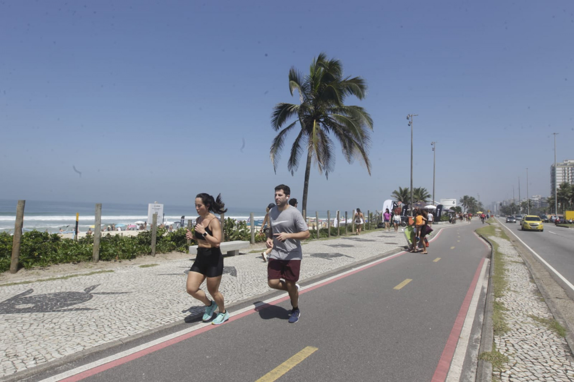 Cariocas aproveitaram para curtir a Praia da Barra neste sábado - Reginaldo Pimenta/Agência O DIA