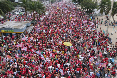 Em ritmo de Carnaval, ato reúne apoiadores de Lula em Copacabana