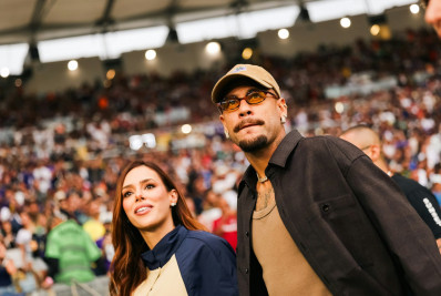 Ao lado de Bruna Biancardi, Neymar assiste a evento da NFL no Maracanã