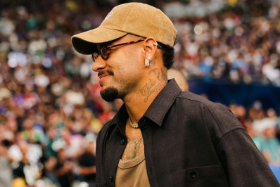 Ao lado de Bruna Biancardi, Neymar assiste a evento da NFL no Maracanã