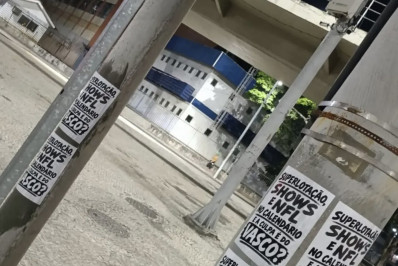 Torcedores do Vasco colam cartazes no Maracanã em protesto contra veto