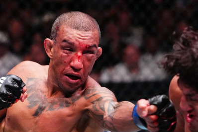 Brasileiro perde consciência em luta no UFC e é levado ao hospital
