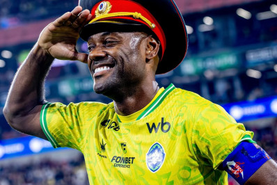 Ex-Flamengo recebe festa de despedida em clube russo
