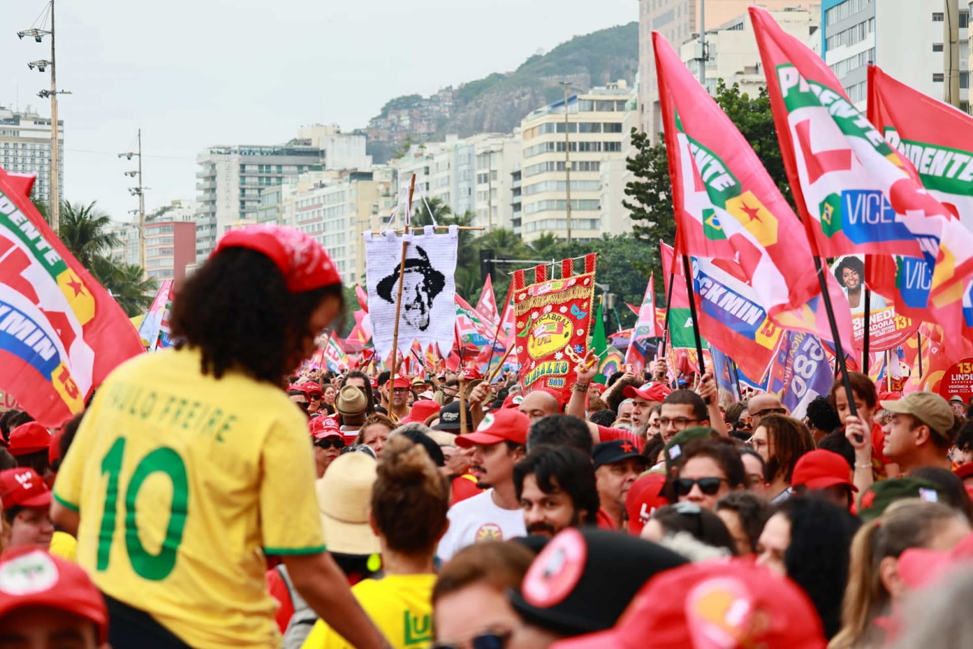 Ato em Copacabana reuniu multidão em apoio ao presidente e candidato à reeleição Lula - Neemias Gonzaga / Parceiro / Agência O Dia