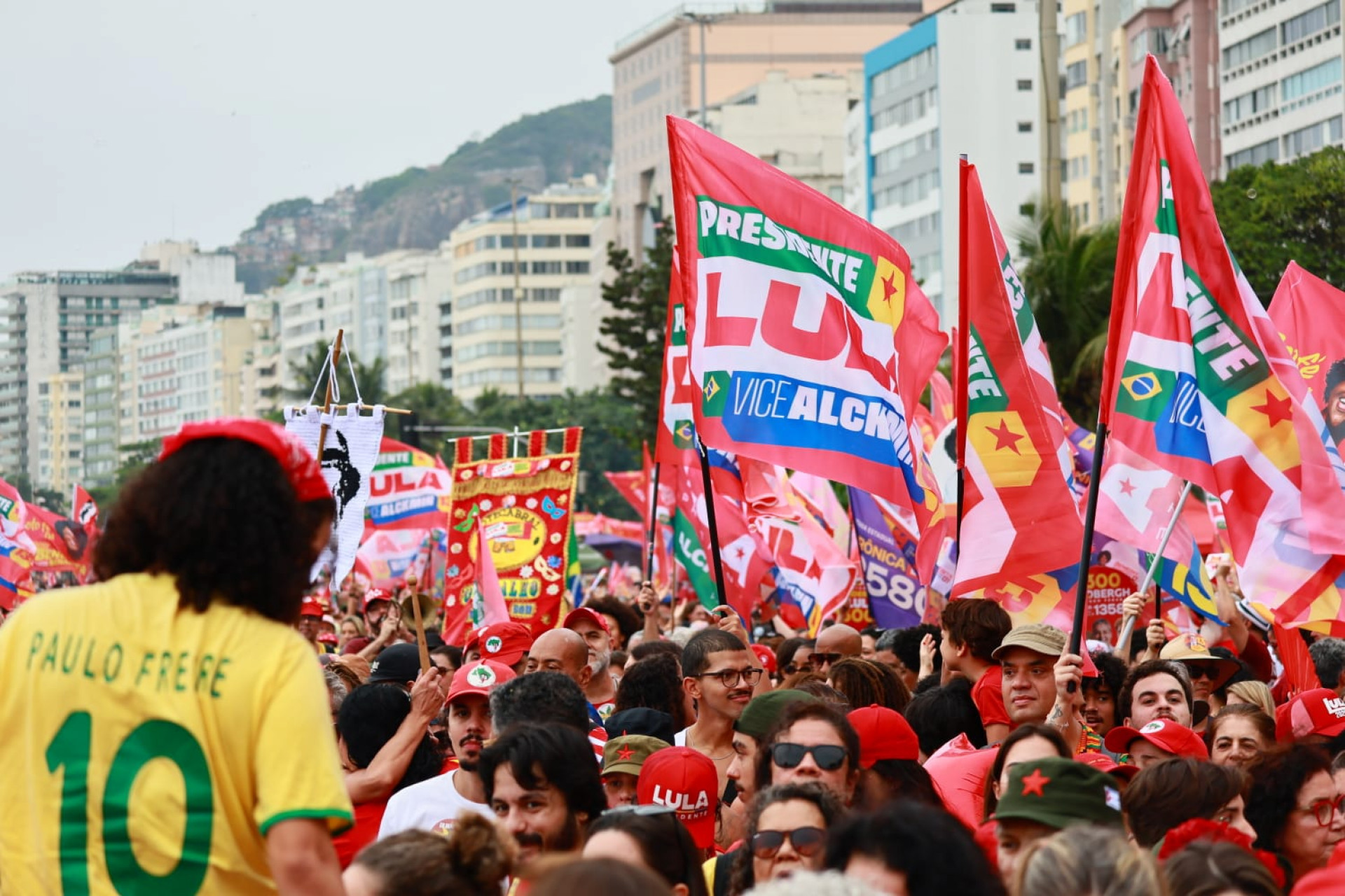 Ato em Copacabana reuniu multidão em apoio ao presidente e candidato à reeleição Lula - Neemias Gonzaga / Parceiro / Agência O Dia
