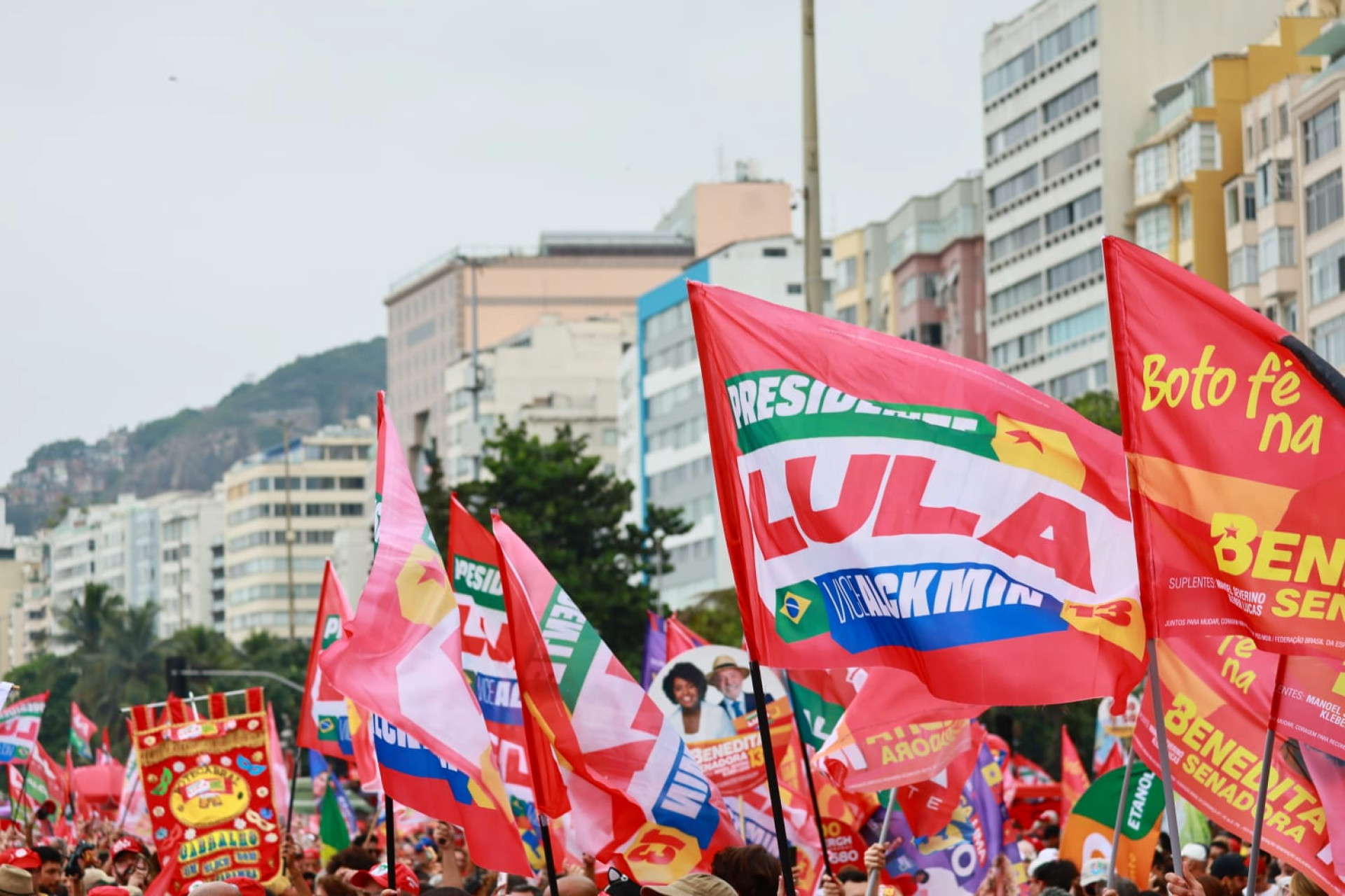Ato em Copacabana reuniu multidão em apoio ao presidente e candidato à reeleição Lula - Neemias Gonzaga / Parceiro / Agência O Dia