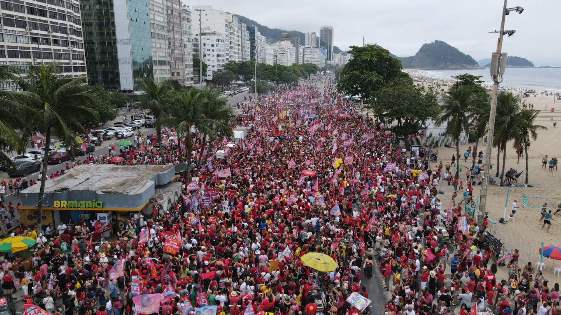 Ato em Copacabana reuniu multidão em apoio ao presidente e candidato à reeleição Lula - Neemias Gonzaga / Parceiro / Agência O Dia