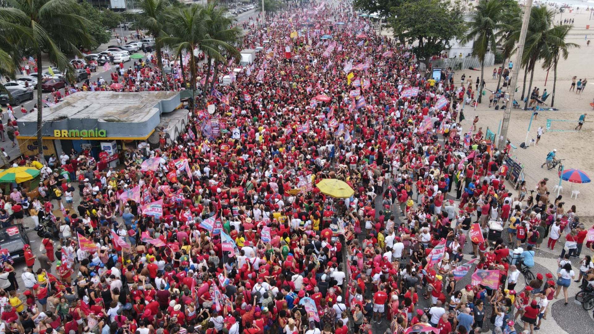 Ato em Copacabana reuniu multid&atilde;o em apoio ao presidente e candidato &agrave; reelei&ccedil;&atilde;o Lula