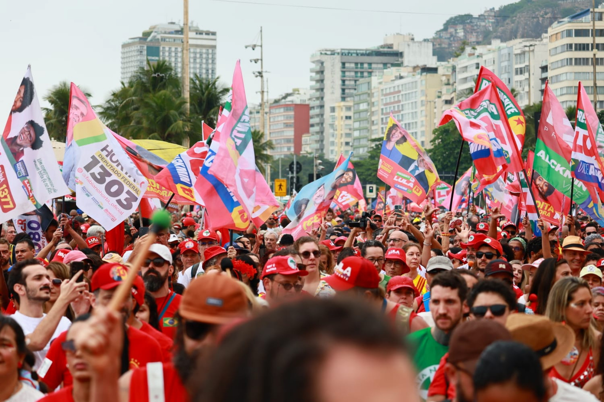 Ato em Copacabana reuniu multidão em apoio ao presidente e candidato à reeleição Lula - Neemias Gonzaga / Parceiro / Agência O Dia