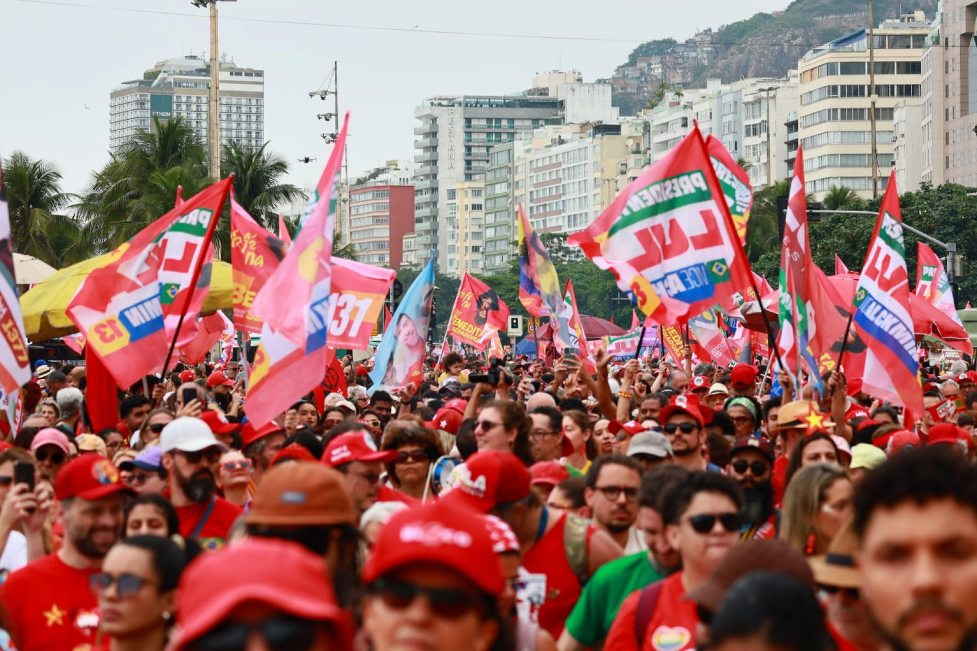 Ato em Copacabana reuniu multidão em apoio ao presidente e candidato à reeleição Lula - Neemias Gonzaga / Parceiro / Agência O Dia