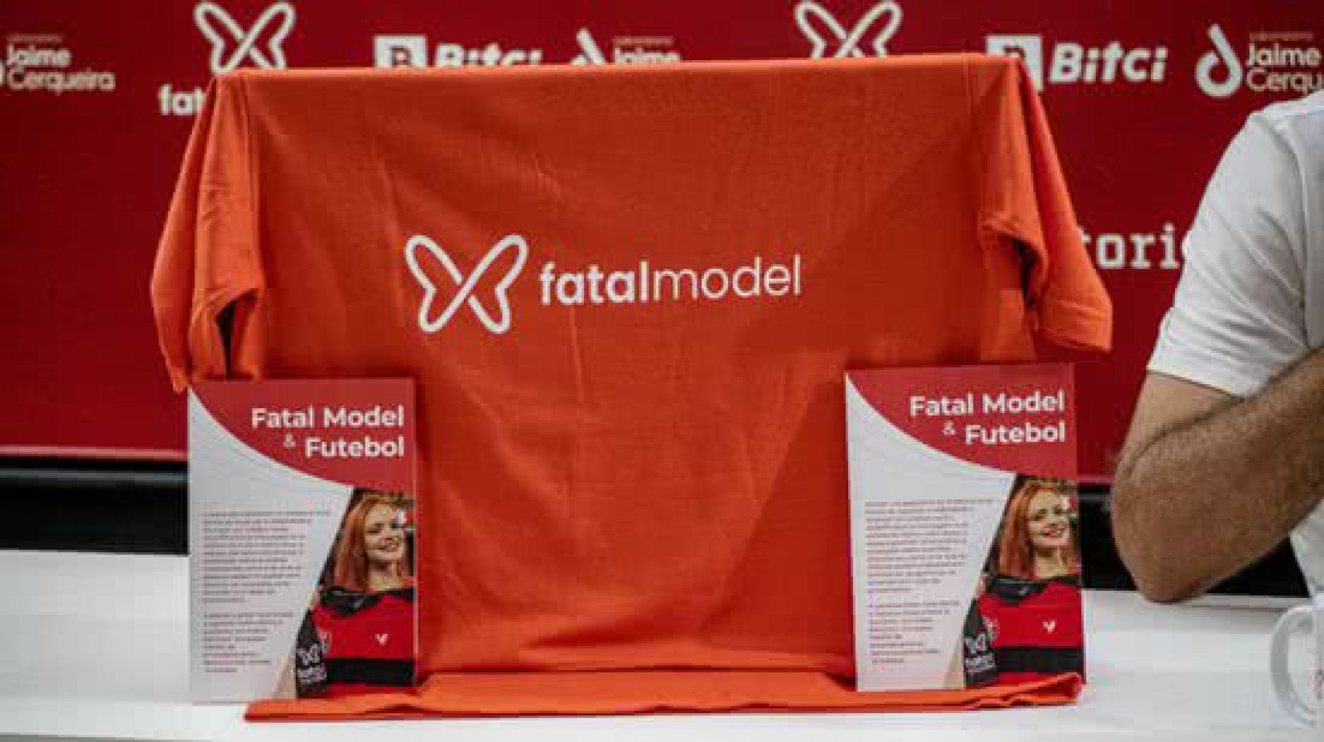 Agência de acompanhantes propõe patrocínio máster ao Flamengo