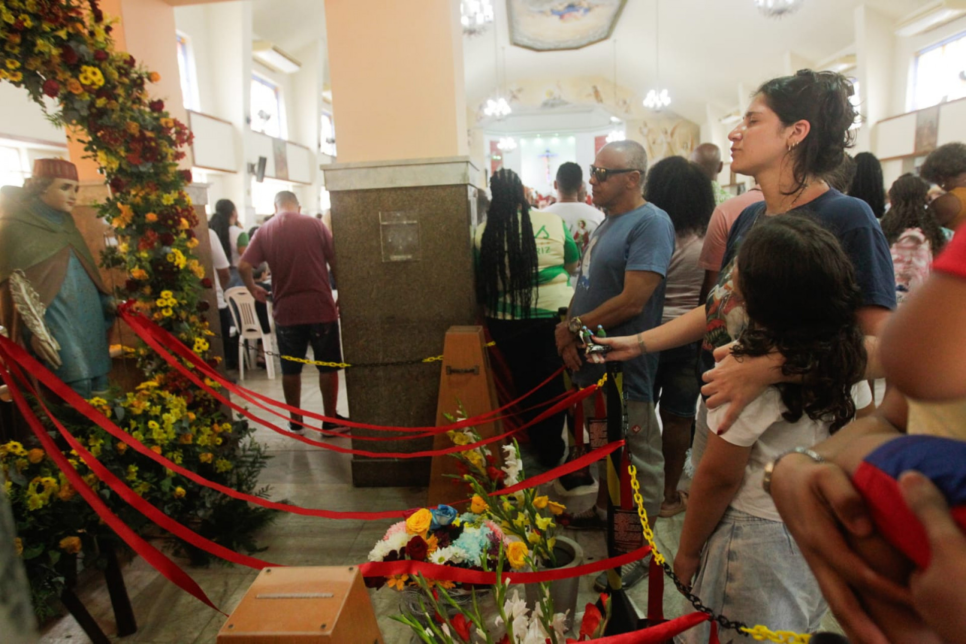 Maria Pinheiro (azul) agradeceu a São Cosme e São Damião pela saúde dos irmãos - Reginaldo Pimenta / Agência O Dia