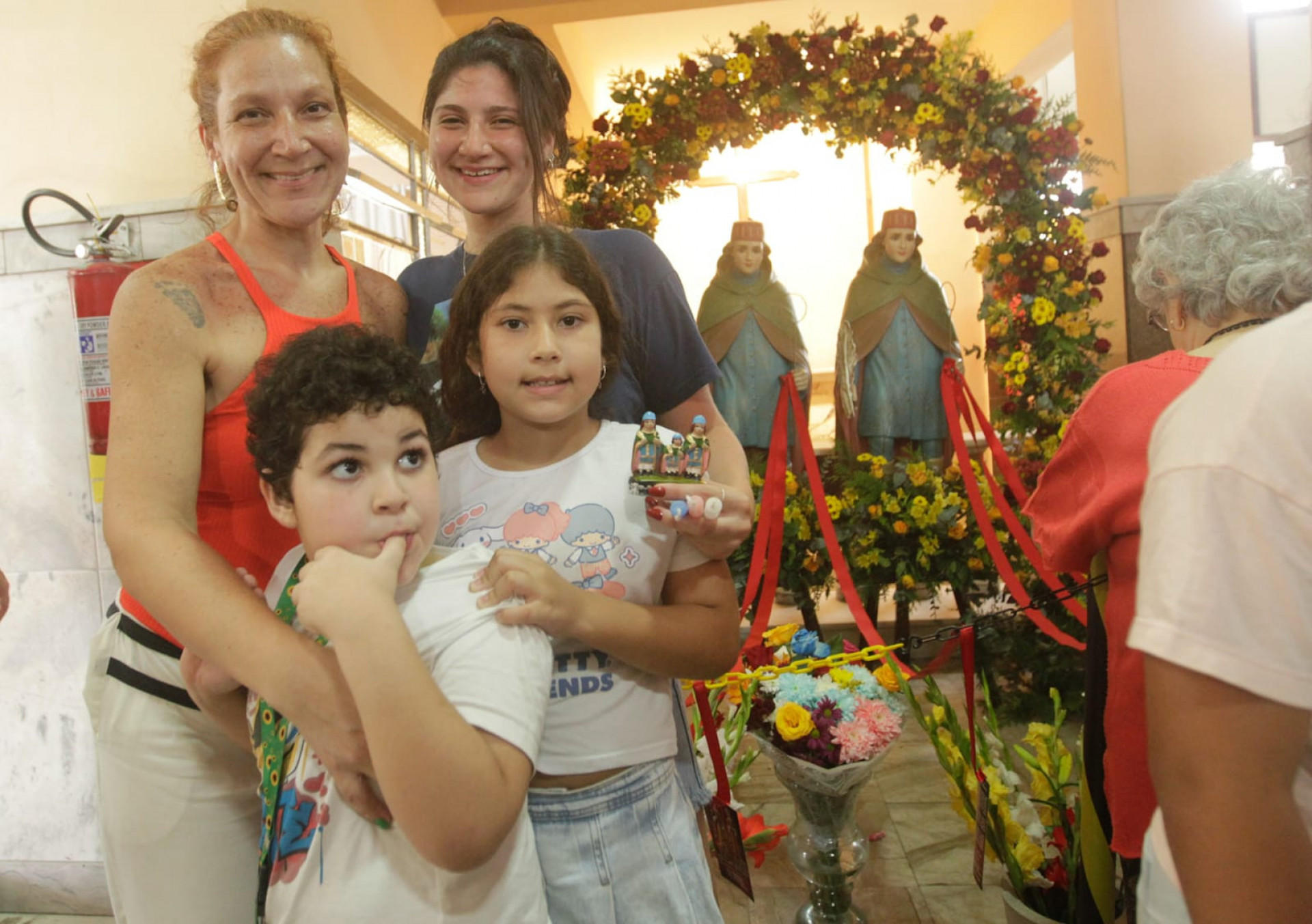 Maria Pinheiro (azul) agradeceu a São Cosme e São Damião pela saúde dos irmãos - Reginaldo Pimenta / Agência O Dia