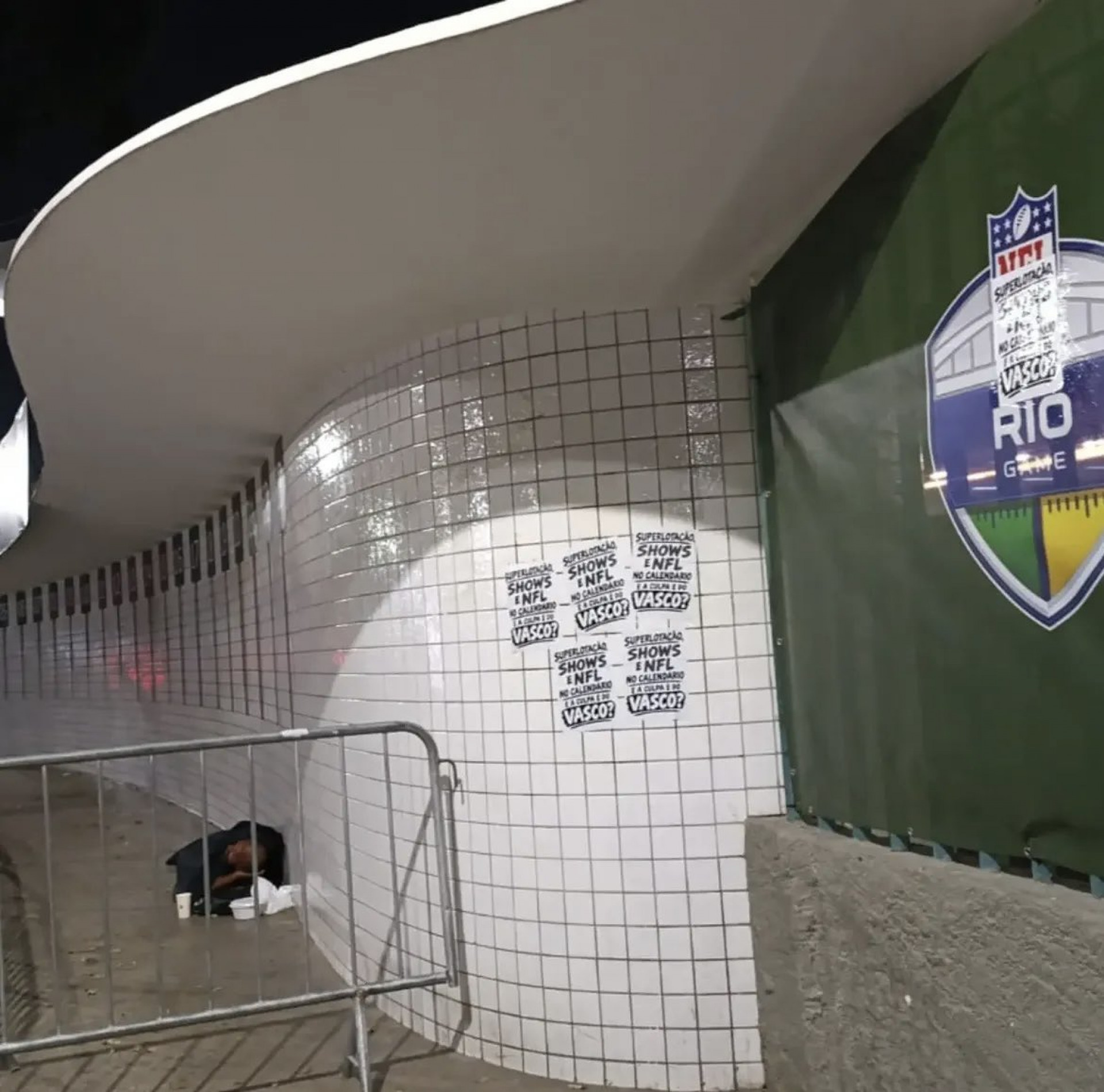 Mensagens de protesto nos arredores do Maracanã - Reprodução/@vasconomaraca