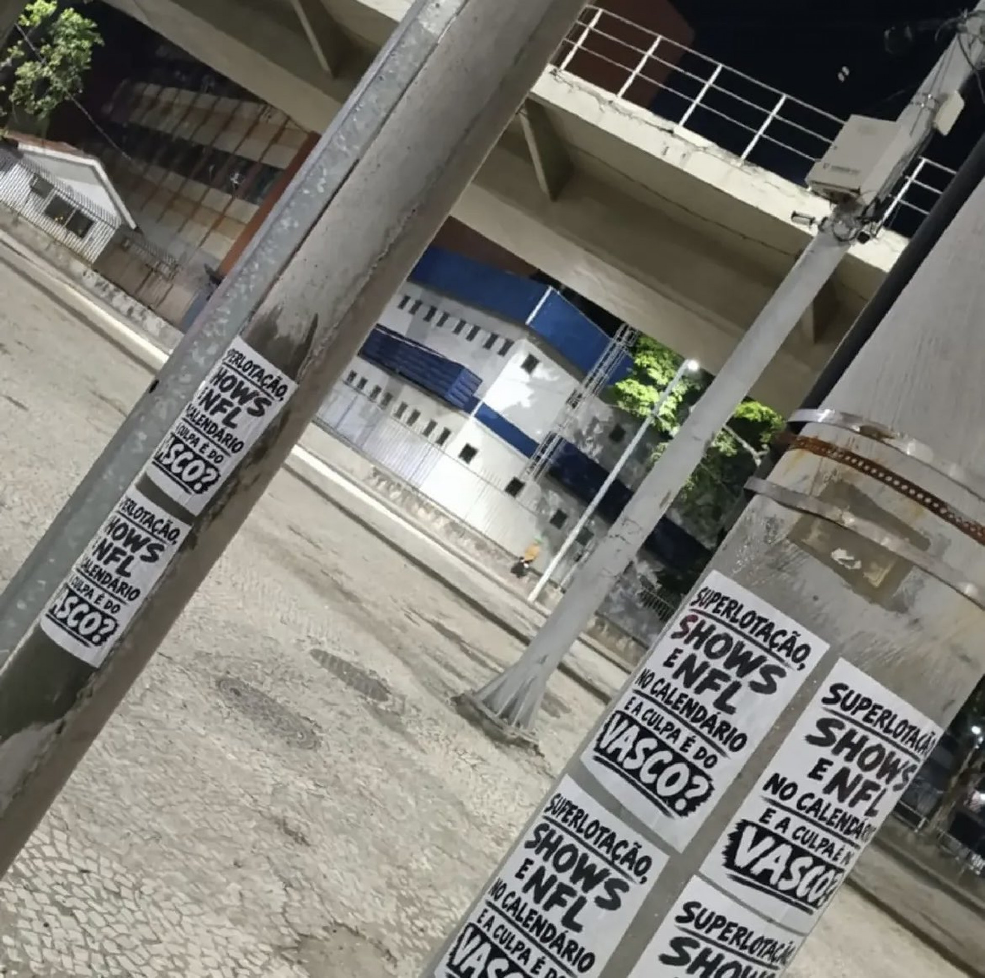 Mensagens de protesto nos arredores do Maracanã - Reprodução/@vasconomaraca