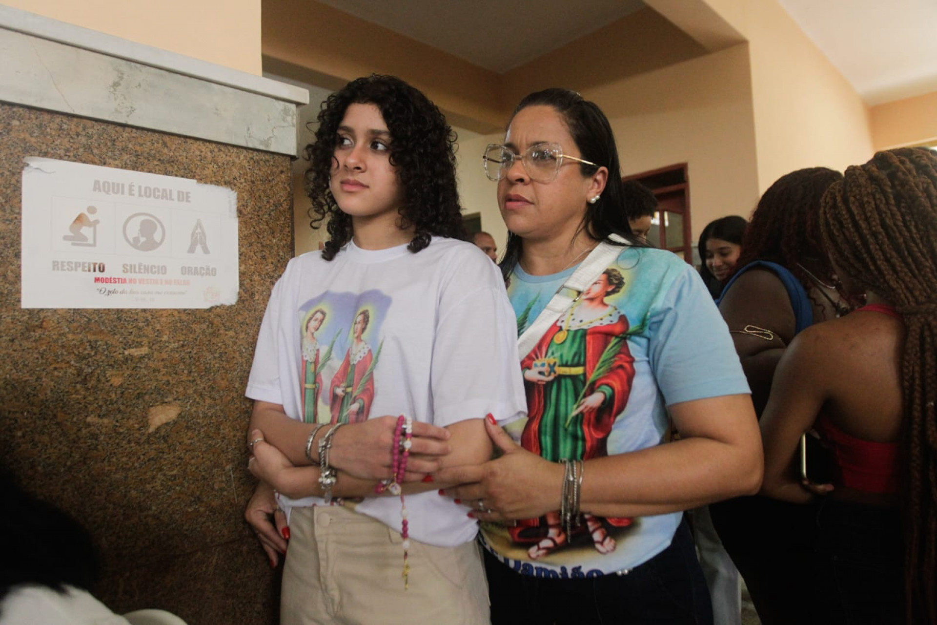 Tatiana Pereira (direita) transmite devoção a São Cosme e São Damião para a filha Manuela - Reginaldo Pimenta / Agência O Dia