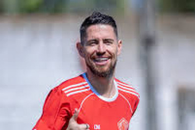 Jorginho visita time de infância e se emociona: 'Sentimento muito bom'