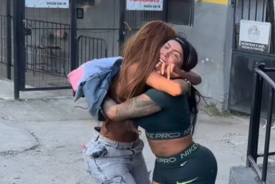 Após prisão por suspeita de roubo, influenciadora deixa penitenciária