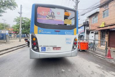Criminosos sequestram ônibus para bloquear via na Cidade de Deus