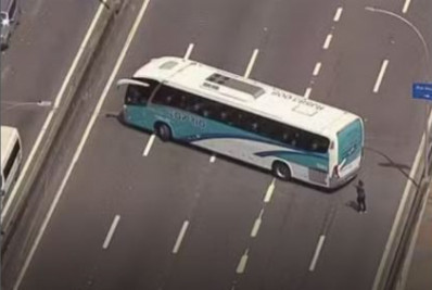 Ônibus escolares são usados como barricadas na Linha Vermelha