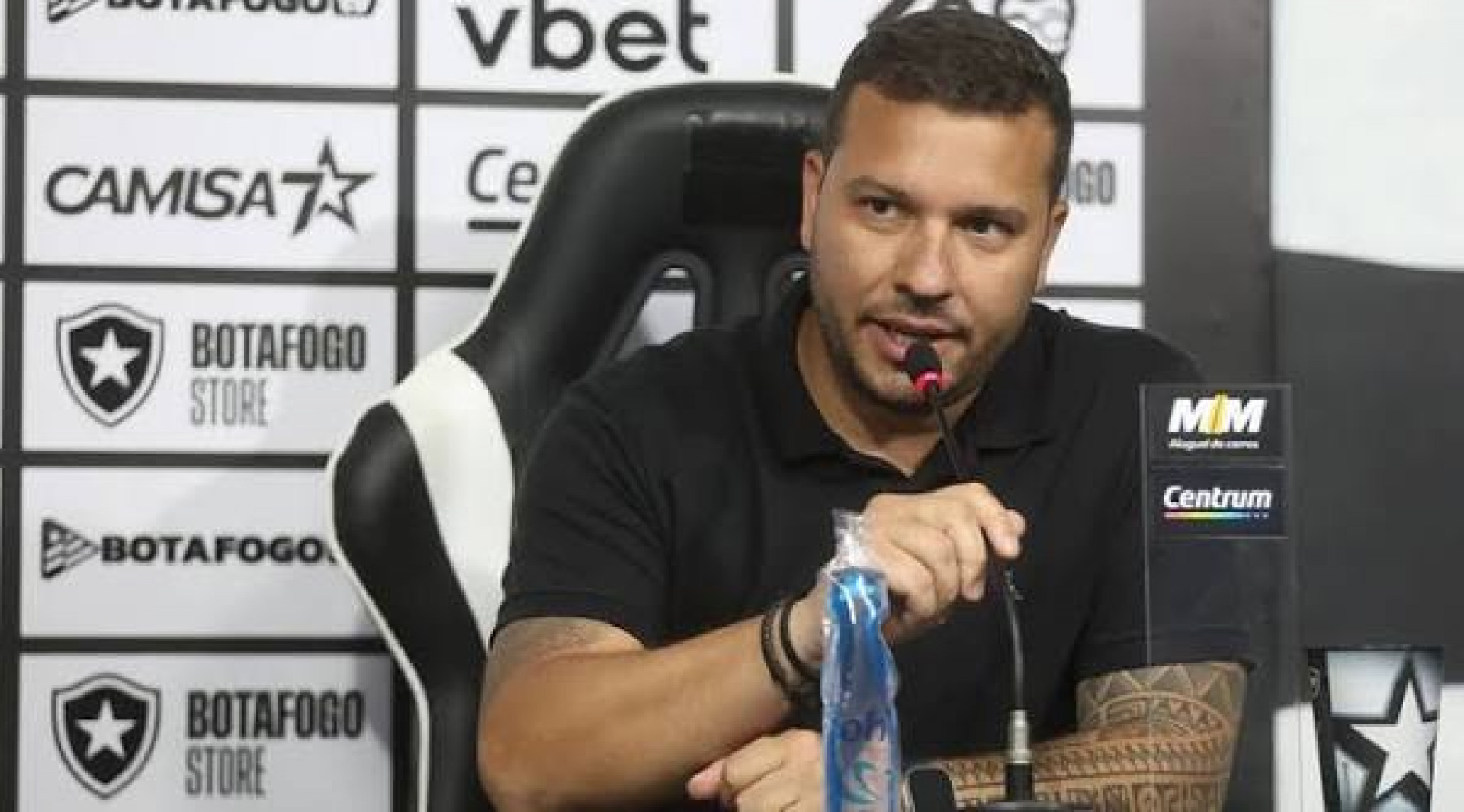 Alessandro Brito em coletiva de seu ex-clube, o Botafogo