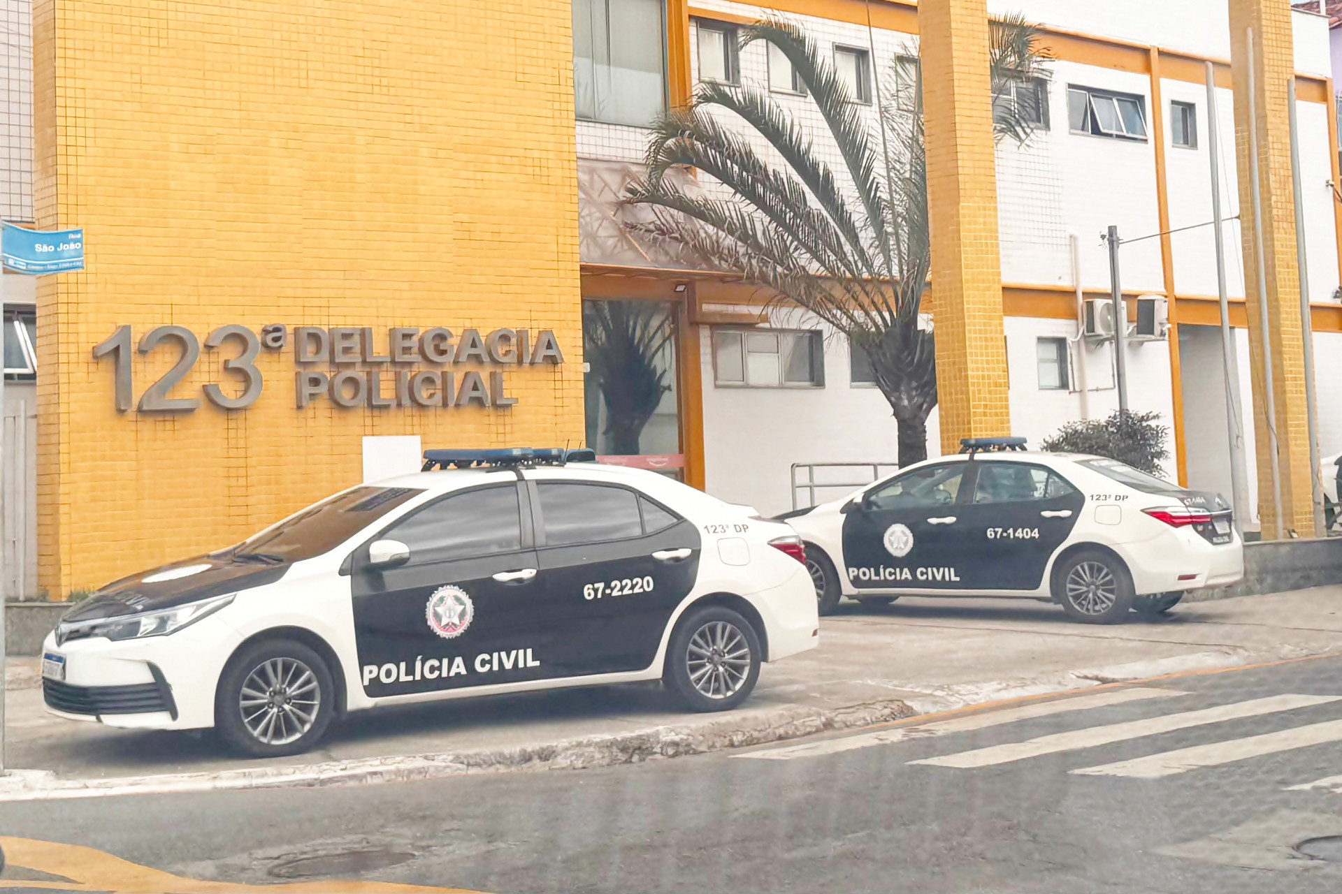 Ap&oacute;s o cumprimento dos mandados, os cinco homens foram levados para a 123&ordf; Delegacia - Foto: Douglas Smmithy