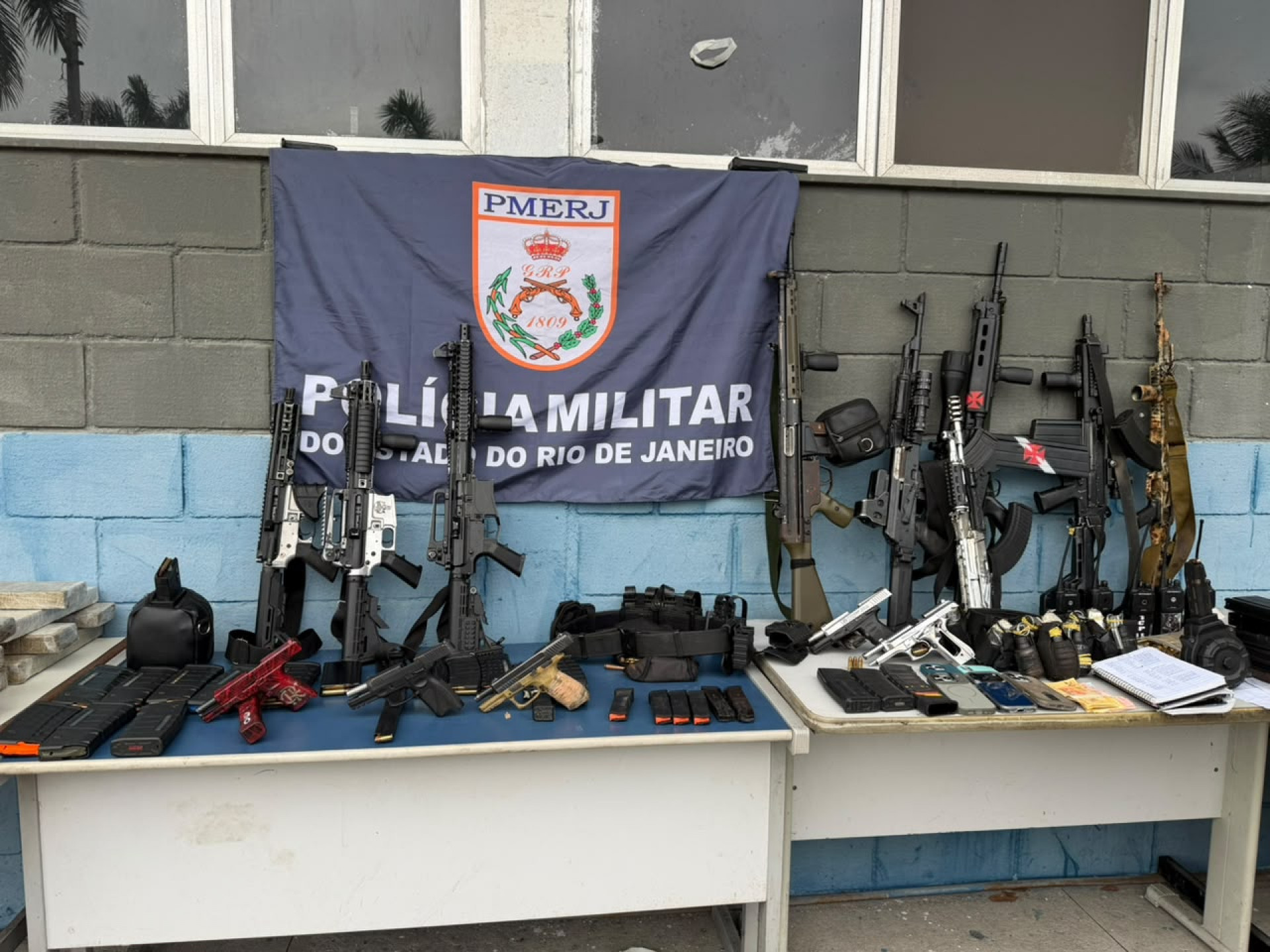 Fuzis, armas e drogas apreendidas em operação na Maré - Divulgação/PMERJ