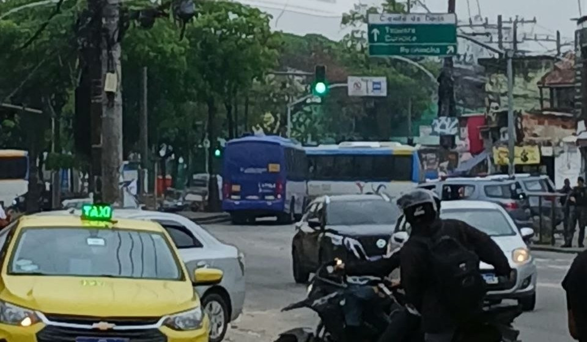 Ônibus foram utilizados como barricadas na Cidade de Deus - Reprodução / Redes Sociais