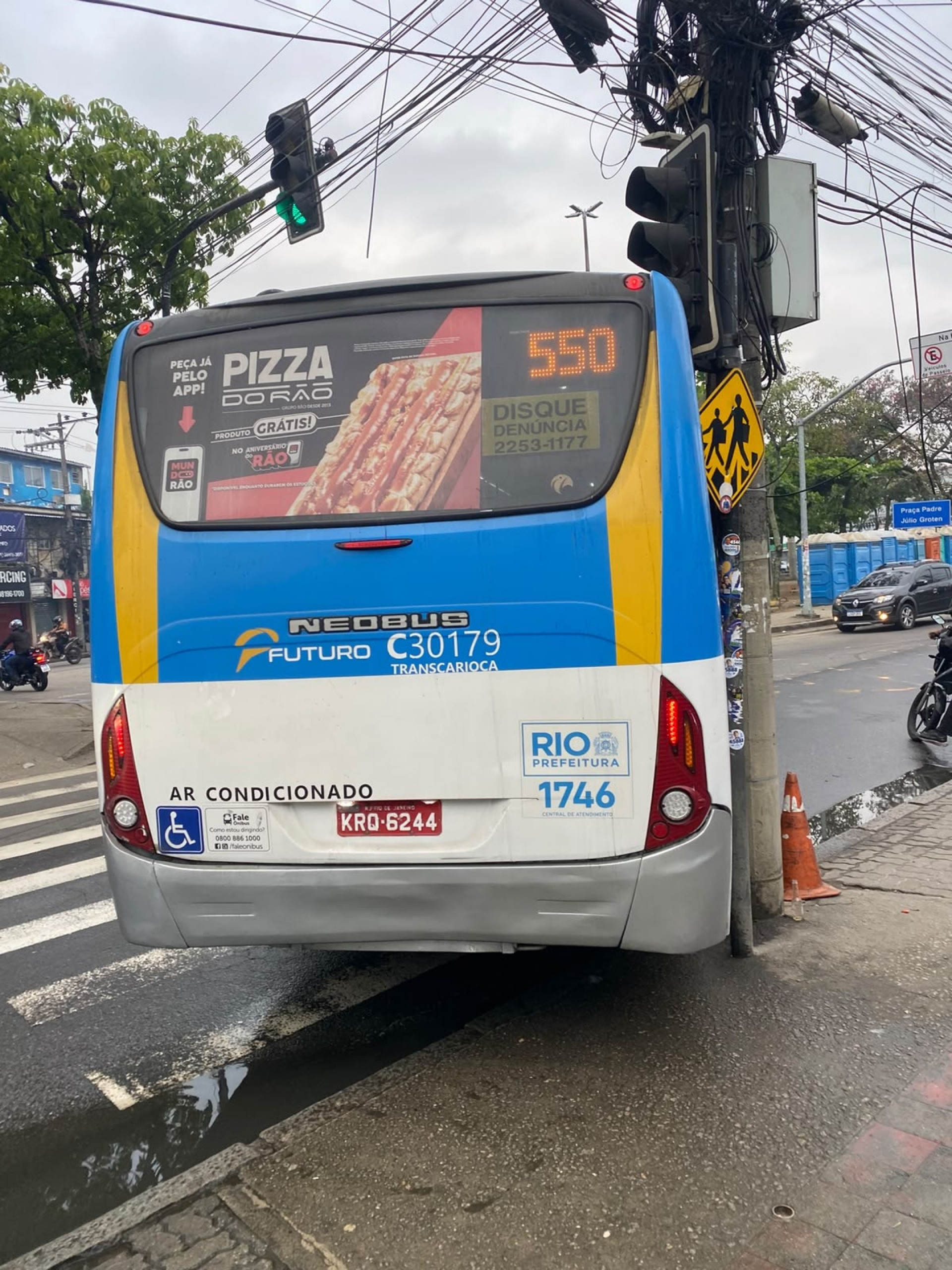 Ônibus foi usados como barricadas na Cidade de Deus - Reprodução